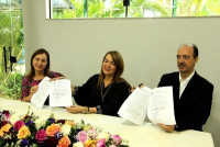 Presidenta Solange e os proprietários do imóvel com o contrato assinado. Foto: Jornal O Progresso