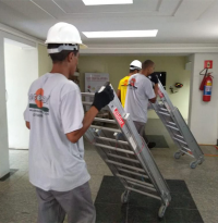 Trabalhadores da Ecosol levam andaimes para iniciar troca das lâmpadas