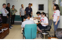 Médico Adriano acompanha atividades enquanto servidores esperam para fazer os testes