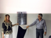 Presidenta Solange e o servidor Avani descerram a placa comemorativa do Setor de Marcenaria