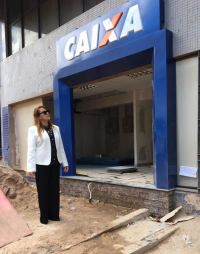 Presidenta Solange em frente às futuras instalações da Agência Caixa Areinha