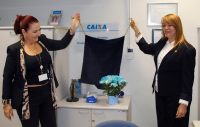 A superintendente da Caixa e a presidenta Solange descerraram a placa de reinauguração da agência