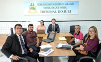 Juiz Bruno Motejunas (ao lado da servidora Ramilla), com as partes processuais e advogados