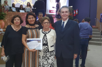Nonata com o diploma de homenagem especial entre os professores Aurora da Graça Almeida, Lusimar Ferreira e Rubem Ferro