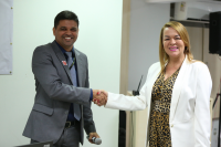 Coordenador de Gestão Estratégica, Estatística e Pesquisa, Marcos Antonio, recebe os cumprimentos da presidenta do TRT-MA, desembargadora Solange Castro Cordeiro.