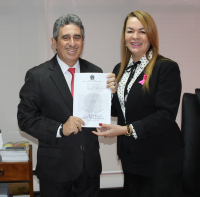 Presidenta Solange dá posse ao seu novo assessor, Euvaldo Melo.