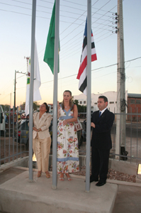 Da esq. para direita: prefeita Socorro Waquim, des. Kátia Arruda e juiz Carvalho Neto no hasteamento das bandeiras