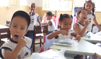 Crianças da UEB Carlos Macieira praticam a escovação dos dentes