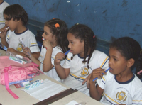 As crianças ganharam kits e aprenderam a escovar corretamente os dentes
