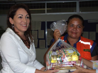 Presidente do TRE faz a entrega de cesta básica à Elitânia Barros