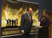 O ministro Gilmar Mendes entregou o prêmio pela Meta 2 à desembargadora Márcia Andrea Farias da Silva
