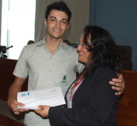 Suley Cavalcante (tutora) entrega certificado a Pablo da Silva