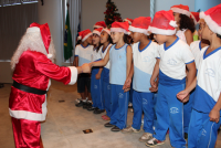 Crianças cantam e se emocionam com Papai Noel