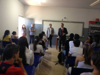 Juiz Leonardo Ferreira (fala aos estudantes),servidores Luiz Sales e Leonildo Santos e diretora da escola