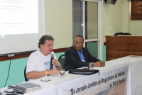 Desembargador Gerson de Oliveira apresenta o palestrante.