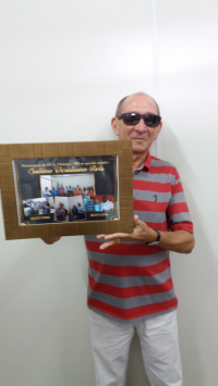 Sabino Reis recebeu um quadro com fotografias como parte da homenagem