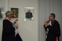 Desembargadores Luiz Cosmo e James Magno descerram fotografia na Galeria dos Ex-Presidentes.