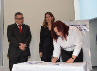 Assinatura do termo de compromisso de combate ao trabalho infantil pela secretária municipal da Criança e Assistência Social Andreia Lauande