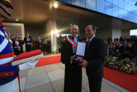 Presidente do TST, ministro Ives Gandra Filho, entrega homenagem ao diretor presidente do Instituto Innovare, Sergio Renault.