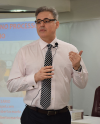 Juiz João Humberto Cesário durante palestra na abertura da 6ª SFM