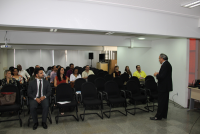 Juiz Paulo Fernando e os futuros conciliadores atentos às informações do palestrante