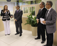 A vice-presidente e corregedora do TRT, Solange Cordeiro, parabeniza o presidente pela inauguração