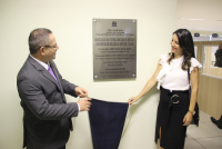O presidente do TRT-MA, desembargador James Magno, e a juíza Carolina Burlamaqui Carvalho descerraram a placa de inauguração em 3 de março
