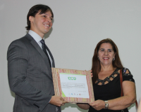 Juiz Bruno Motejunas fez a entrega de certificado A3P para a servidora Gisele Cutrim