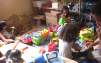 Brinquedos doados ajudam a tornar mais lúdica a vida das crianças