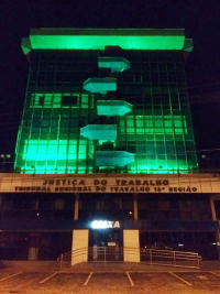 À noite, prédio do TRT-MA fica iluminado em tons de verde. Foto: Luiz Pires