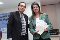 Diretora da EJUD16, desembargadora Márcia Andrea Farias da Silva, recebe os livros doados pelo magistrado