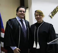 Novo ouvidor substituto e a presidenta do Tribunal, desembargadora Solange Cristina Passos de Castro Cordeiro.
