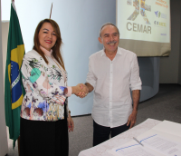 Após assinatura do termo de cooperação, presidenta do TRT e o diretor da Cemar selam a parceria