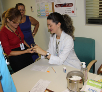 A servidora e enfermeira Rafaela Pinho, lotada na Seção de Saúde, fez o teste na estagiária Valéria dos Santos