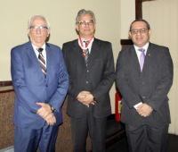 Professor Maurício Adeodato entre os desembargadores do TRT-MA Américo Bedê e James Magno Farias