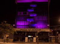 Fachada do prédio-sede do TRT-MA iluminada para o Outubro Rosa.