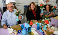 Presidenta Solange, entre o desembargador Luiz Cosmo e a servidora Ana Maria, com seu arranjo floral