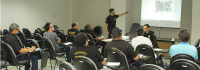 Agente de segurança Carlos Fernando compartilhando informações com os agentes do TRT-MA
