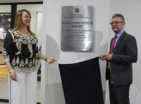 Presidenta Solange e Sérgio Pinho fazem o descerramento da placa referente aos Espaços de Convivência