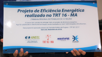Placa que indica que o TRT implantou o projeto de Eficiência Energética