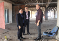 Celson, Cláudio e Ricardo na área externa do datacenter em construção no FAS