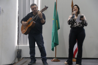 servidores Ronnie Duarte, no violão, e Nathielly Cavalcante abriram a celebração com o louvor Sonda-me