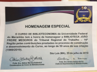 Diploma de homenagem especial entregue à biblioteca do TRT-MA