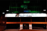 Imagem da sede do TRT do Maranhão iluminada na cor verde em adesão à campanha "24 horas pelo Glaucoma"
