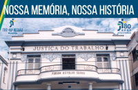 Imagem do prédio onde funcionaram as varas trabalhistas na praça Deodoro agregada às marcas do Tribunal Regional do Trabalho do Maranhão e marca dos 80 anos da Justiça do Trabalho
