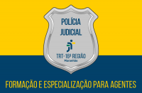 Imagem com fundo nas cores amarelo e azul marinho, com um distintivo na cor cinza onde se lê POLÍCIA JUDICIAL TRT 16ª REGIÃO - Maranhão, e abaixo FORMAÇÃO E ESPECIALIZAÇÃO PARA AGENTES
