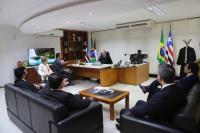 Todos sentados. Ao centro, o presidente do TRT Maranhão, desembargador Carvalho Neto e ao redor os representantes da OAB Maranhão
