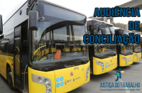 Imagem de dois ônibus amarelos, em fundo claro, onde se lê AUDIÊNCIA DE CONCILIAÇÃO, em referência à notícia sobre audiência de conciliação do dissídio coletivo de greve dos rodoviários