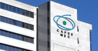 Imagem da frente do prédio da CAPES (Coordenação de Aperfeiçoamento de Pessoal de Nível Superior) localizado em Brasília, com céu ao fundo 