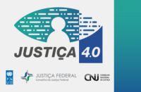 Logo do Programa Justiça 4.0, nas cor branca e tons de verde e azul, com as logos das instituições parceiras: PNUD, CNJ e Conselho da Justiça Federal